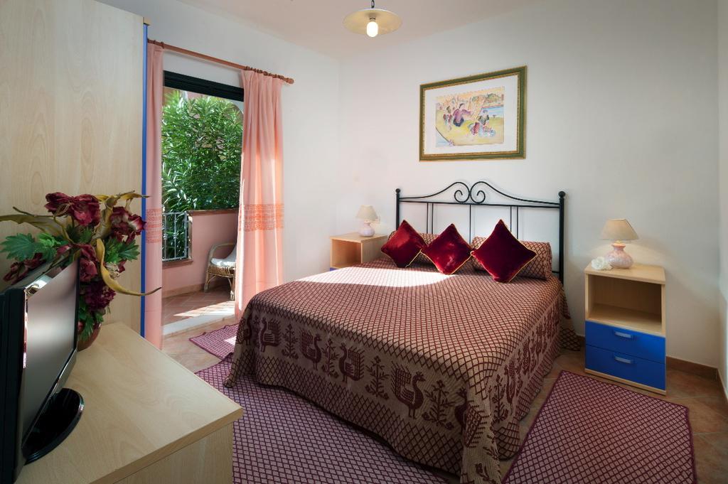 Appartamenti Le Ginestre E Gli Oleandri Cala Liberotto Habitación foto