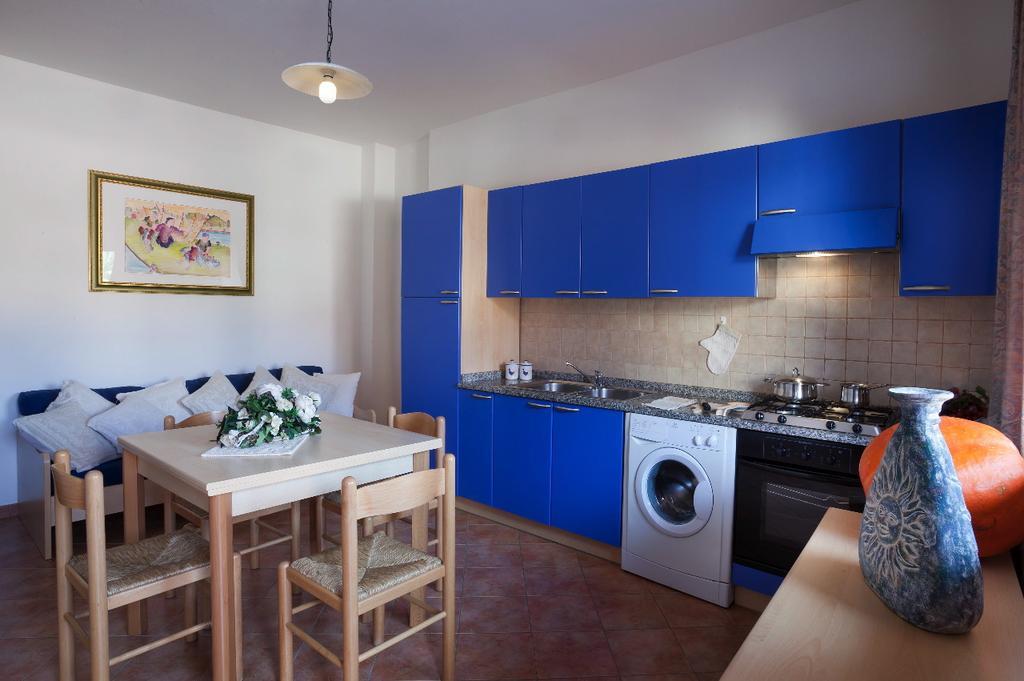 Appartamenti Le Ginestre E Gli Oleandri Cala Liberotto Habitación foto