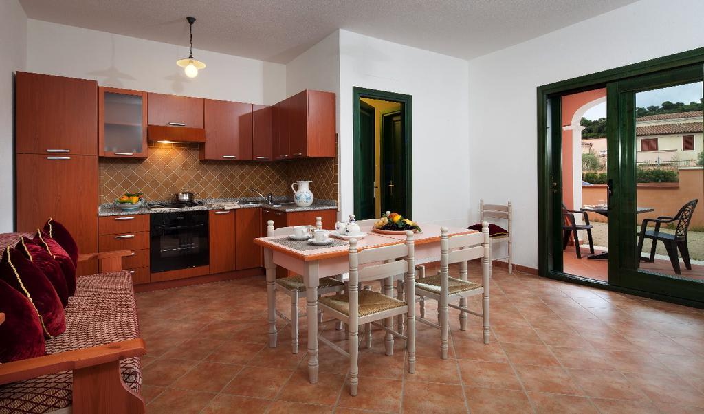 Appartamenti Le Ginestre E Gli Oleandri Cala Liberotto Habitación foto